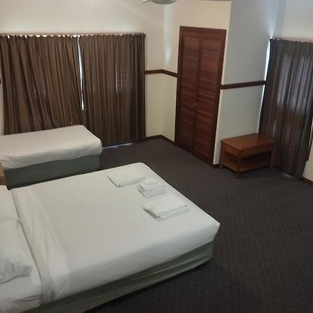 דובו Across Country Motor Inn מראה חיצוני תמונה