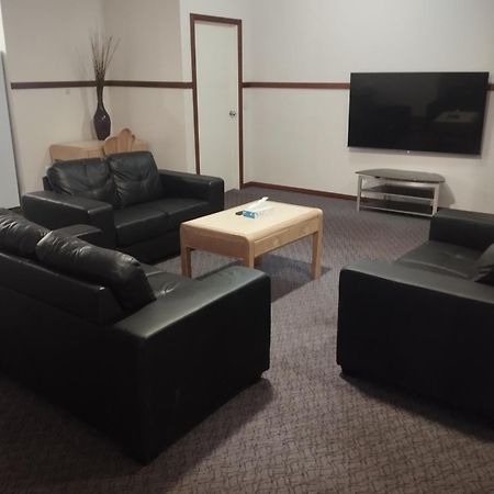דובו Across Country Motor Inn מראה חיצוני תמונה
