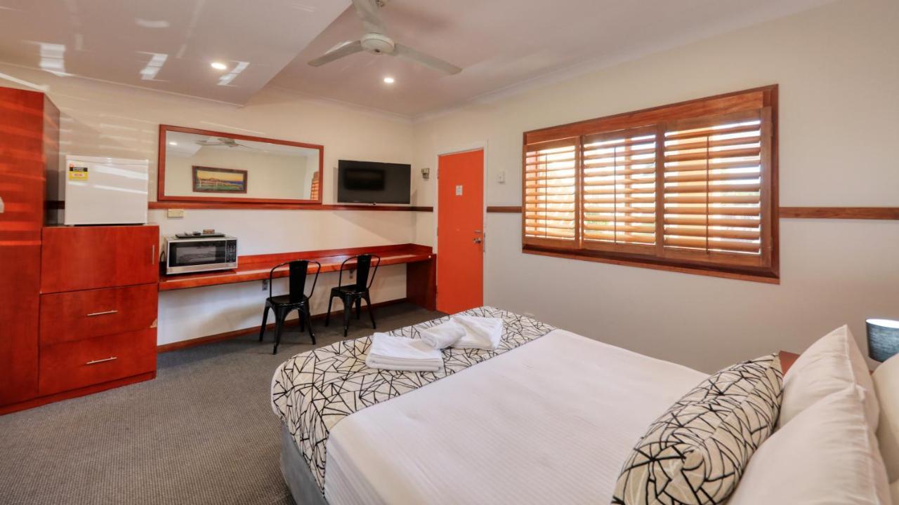 דובו Across Country Motor Inn מראה חיצוני תמונה