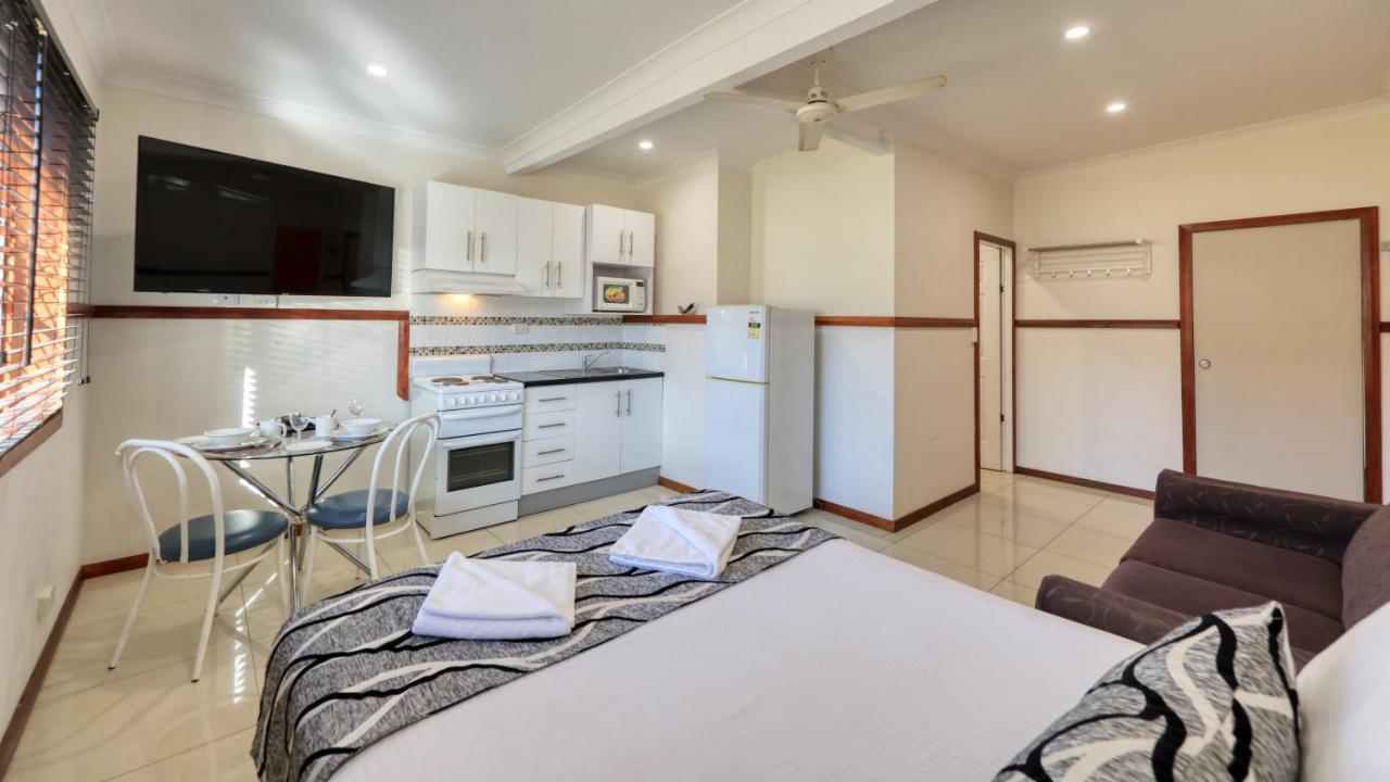 דובו Across Country Motor Inn מראה חיצוני תמונה