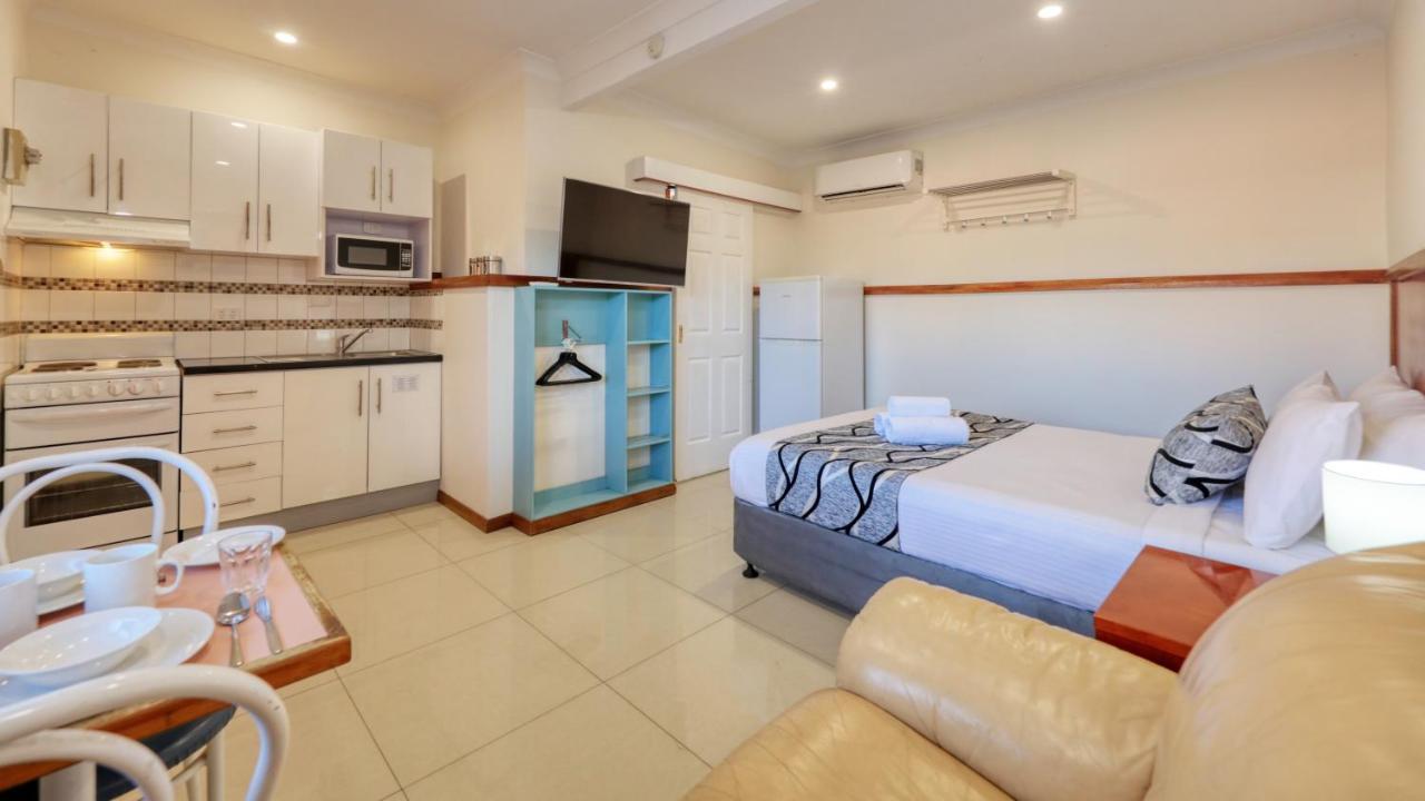 דובו Across Country Motor Inn מראה חיצוני תמונה