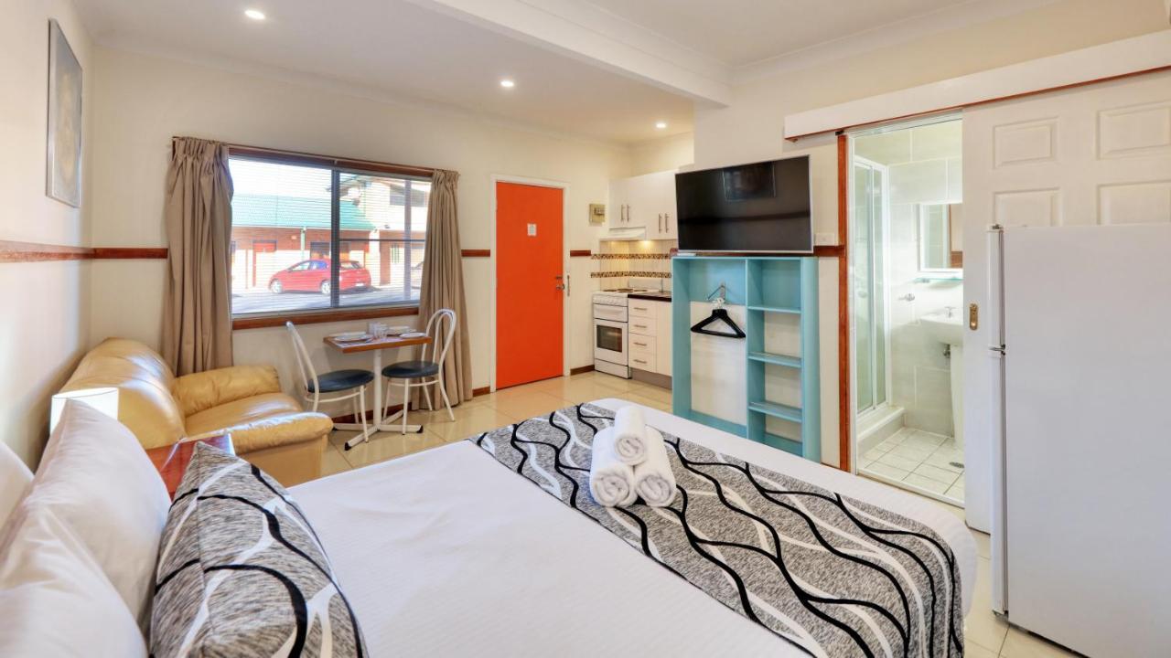 דובו Across Country Motor Inn מראה חיצוני תמונה