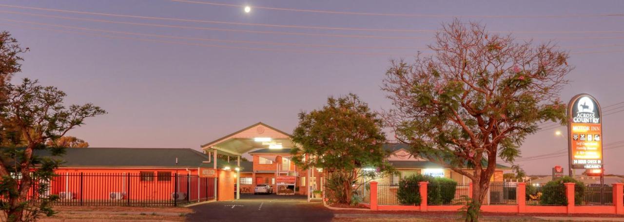 דובו Across Country Motor Inn מראה חיצוני תמונה