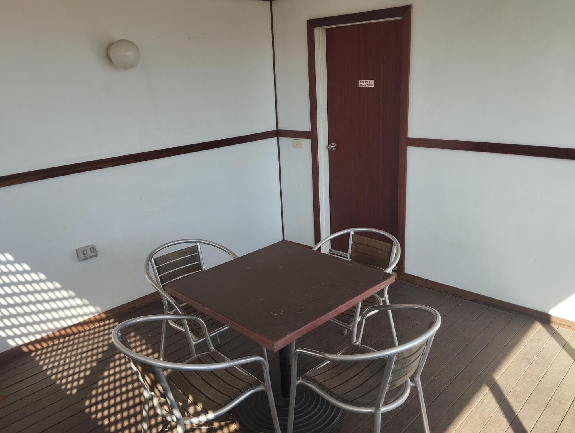 דובו Across Country Motor Inn מראה חיצוני תמונה