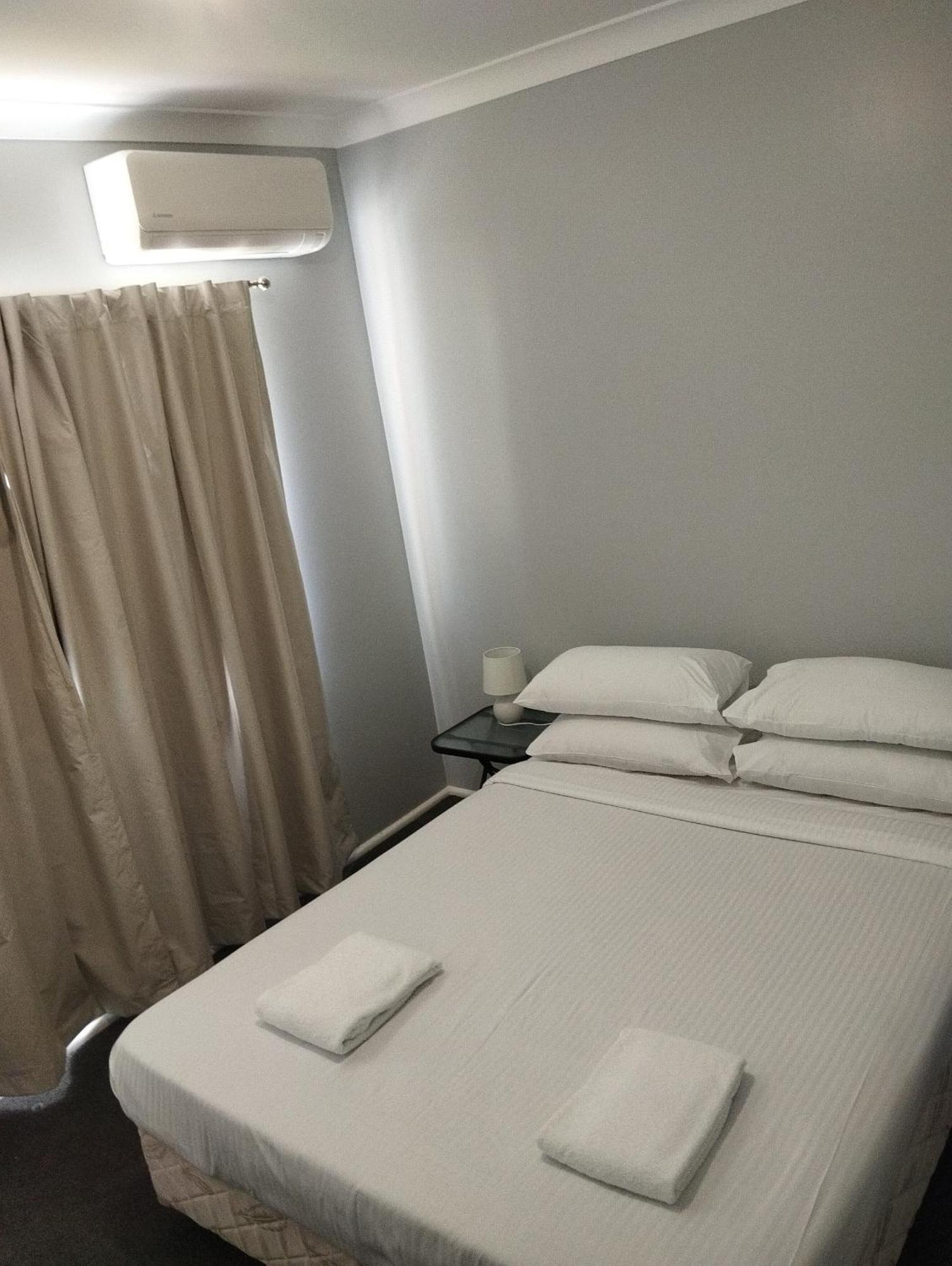 דובו Across Country Motor Inn מראה חיצוני תמונה