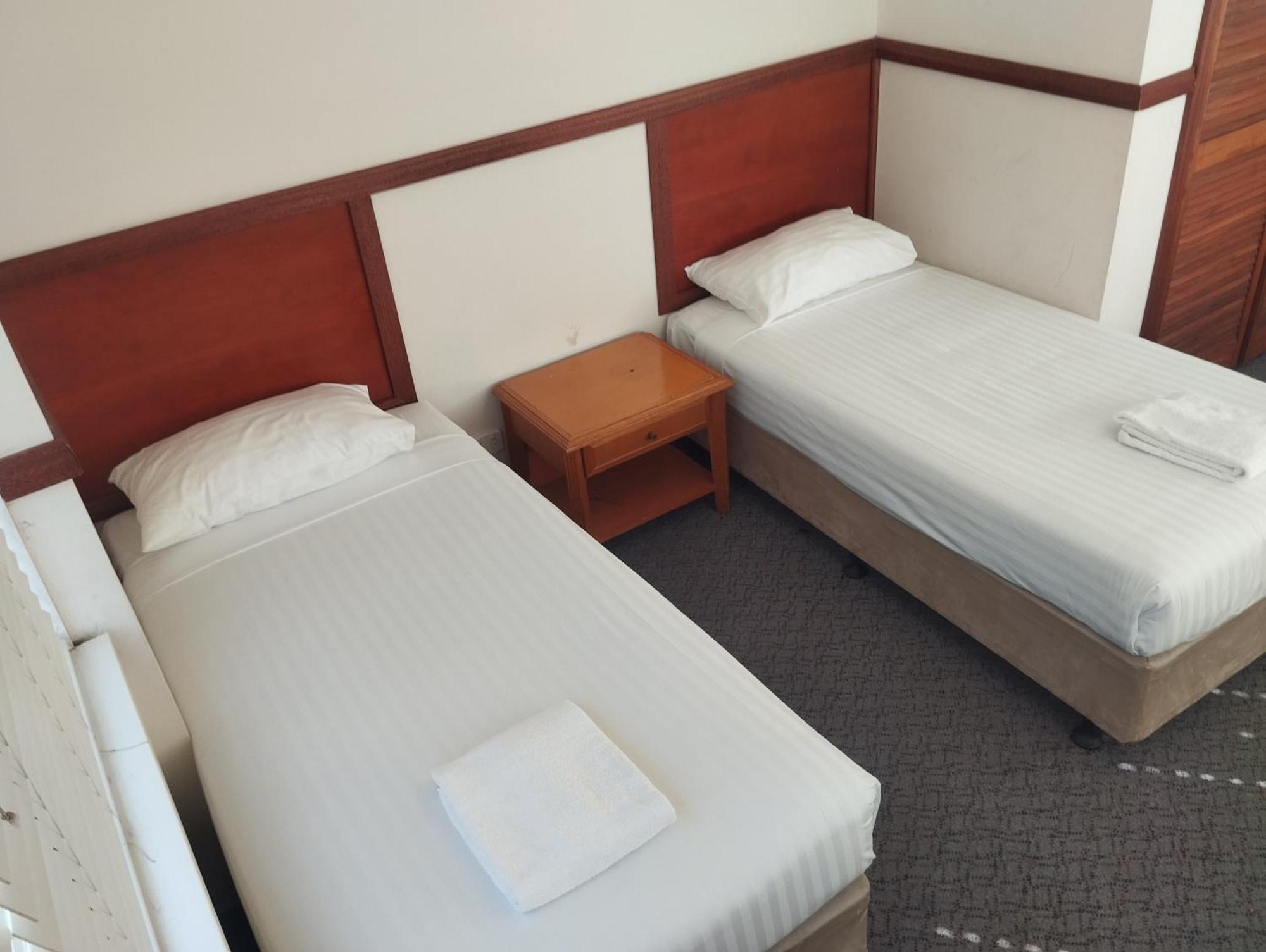 דובו Across Country Motor Inn מראה חיצוני תמונה