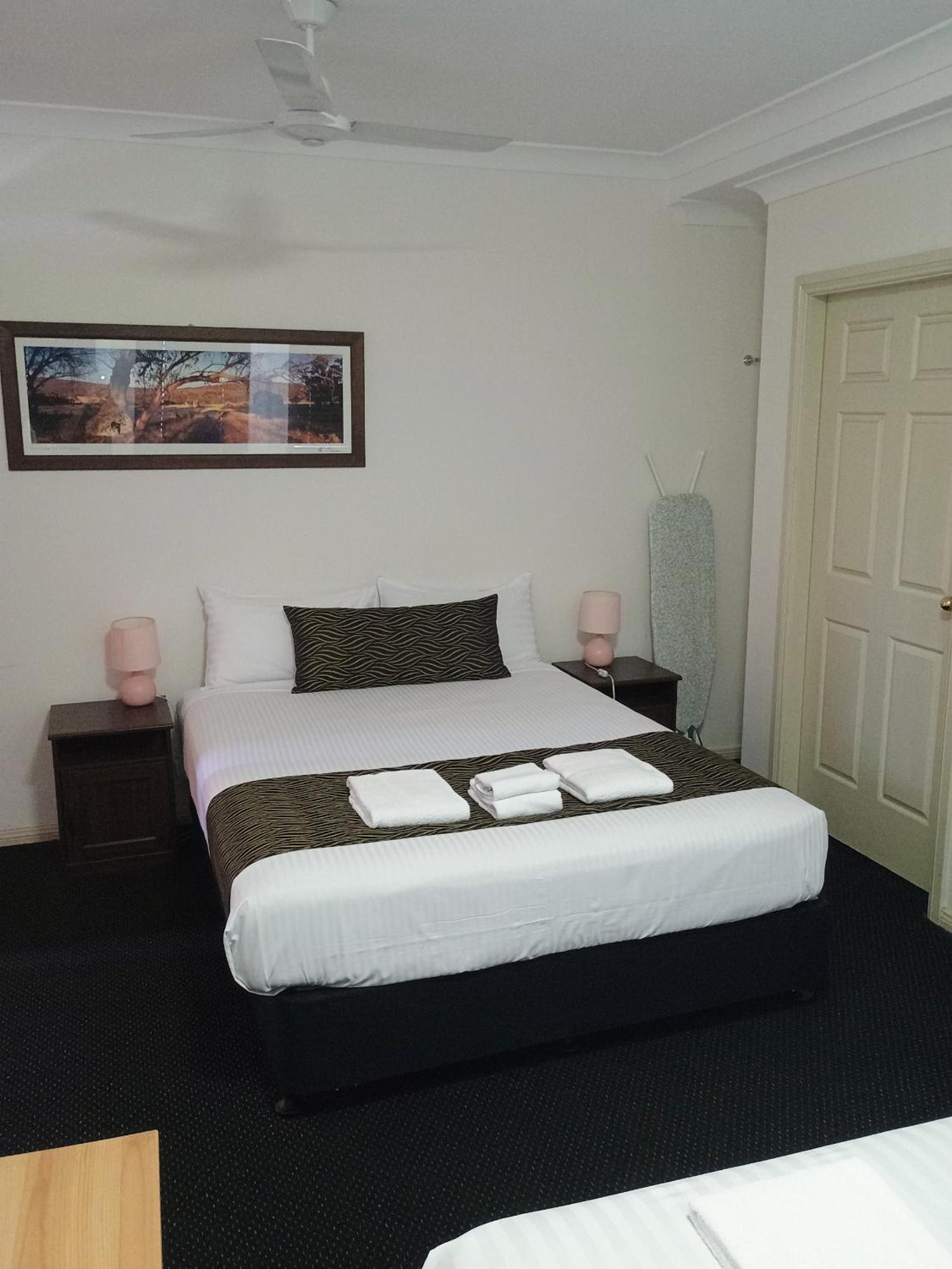 דובו Across Country Motor Inn מראה חיצוני תמונה