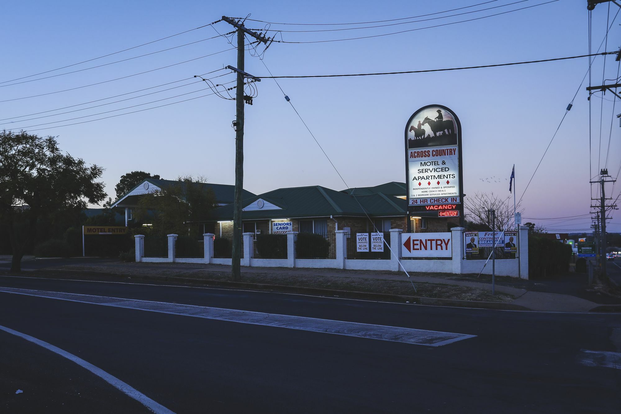 דובו Across Country Motor Inn מראה חיצוני תמונה