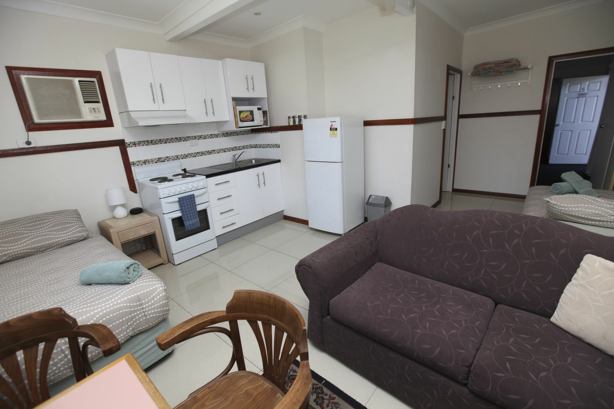 דובו Across Country Motor Inn מראה חיצוני תמונה